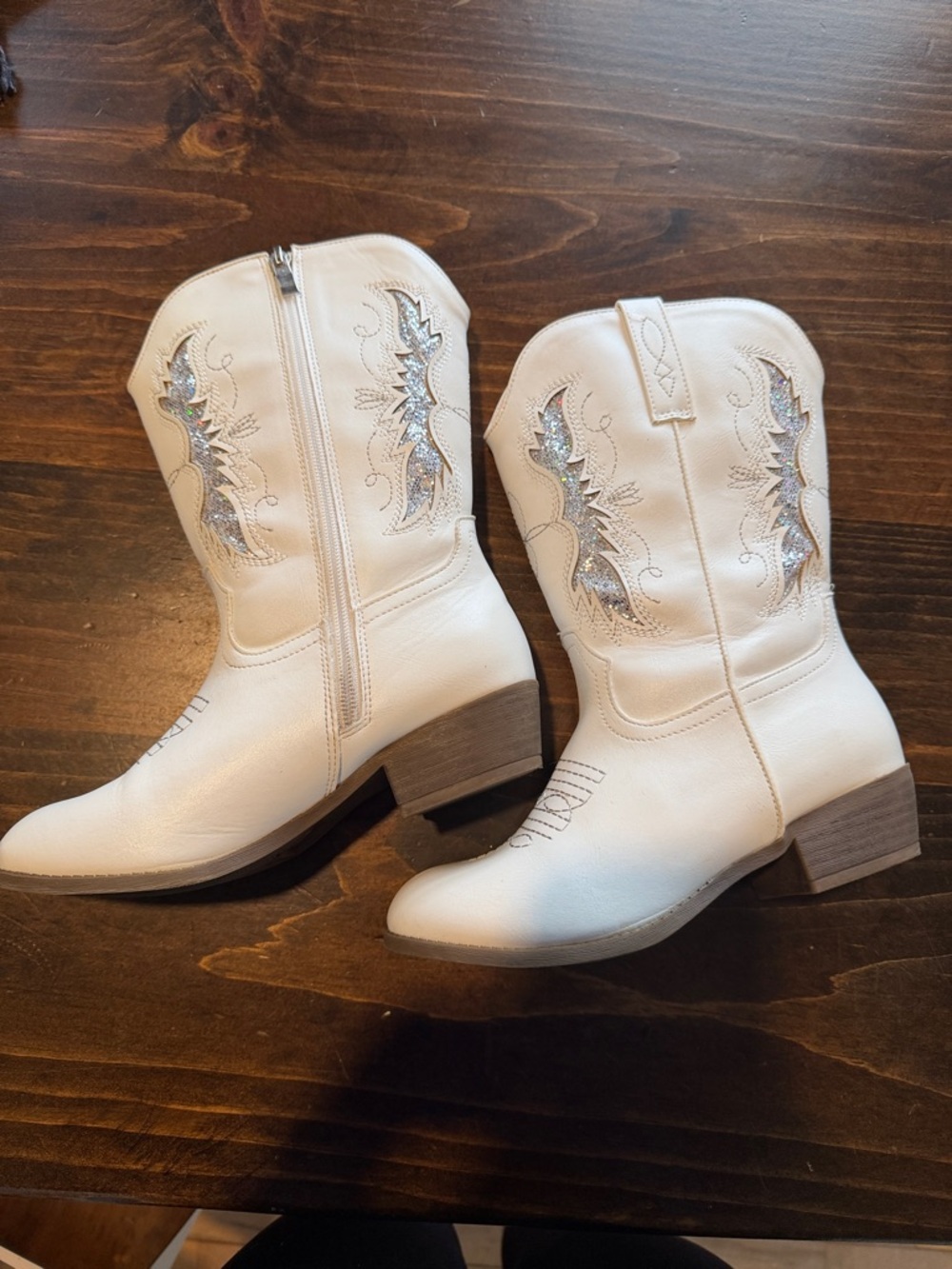 Girls size 4, White Western Cowboy Boots with Iridescent Embroidery
